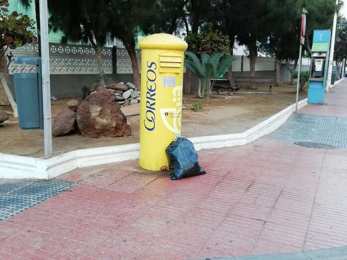 La bolsa apareció junto al buzón de correos (Foto TA)